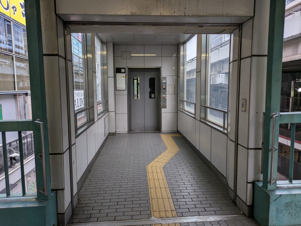 10番出口（エレベーター）