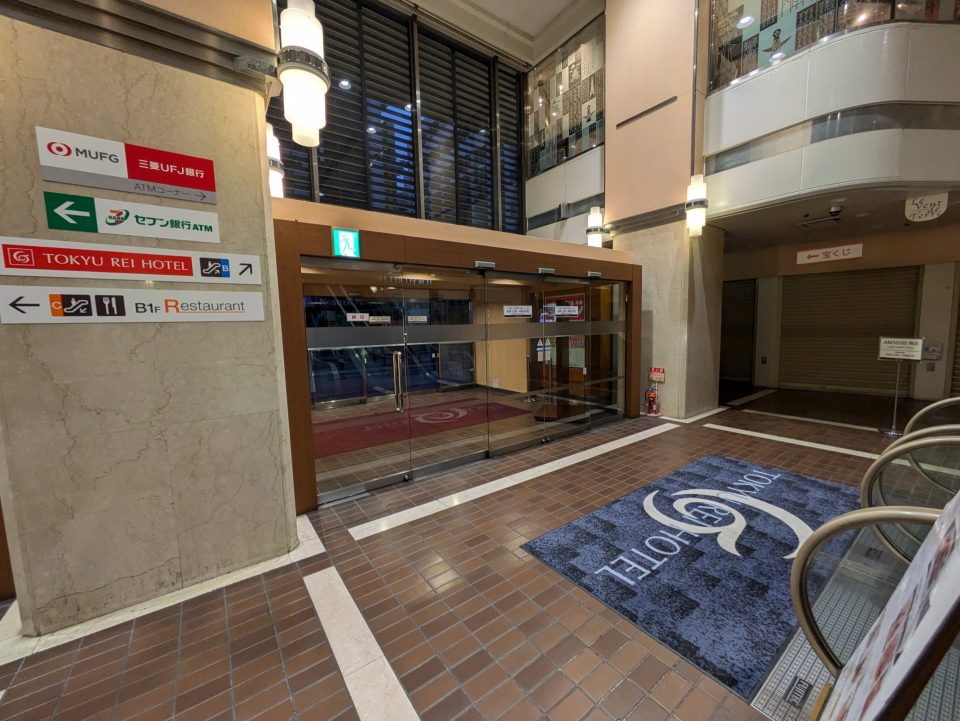 カリーノ江坂エスカレーター前を出る