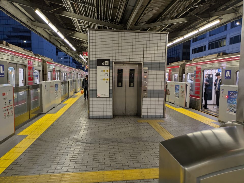 江坂駅プラットフォームエレベーター